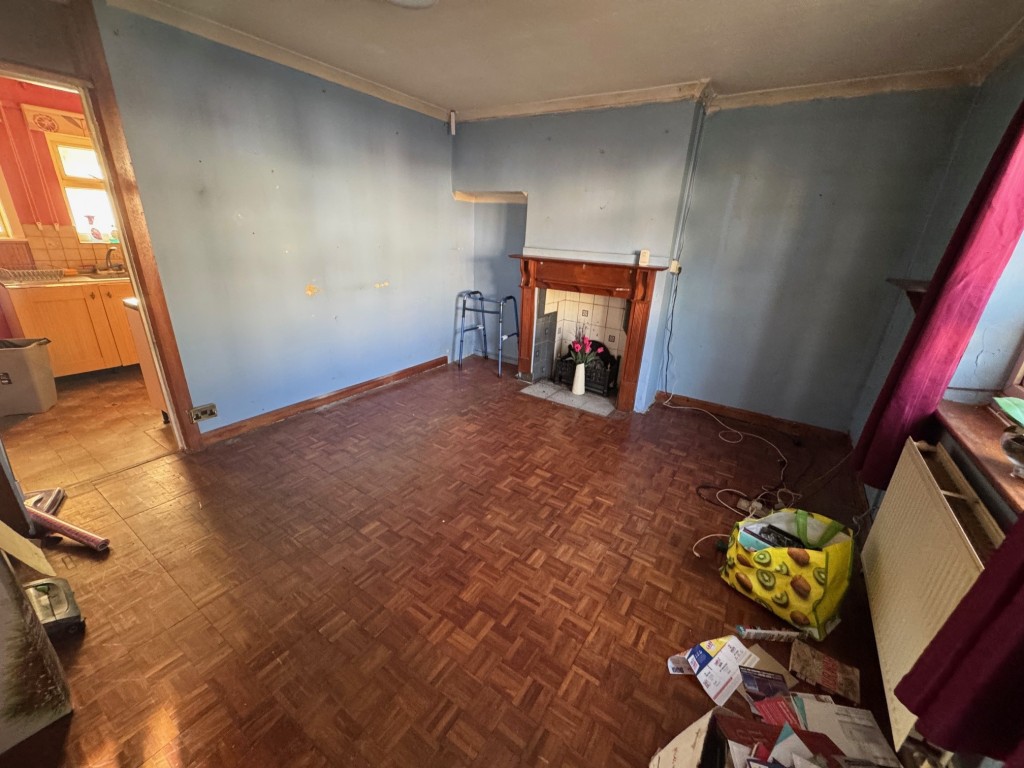 Lot: 158 - TWO-BEDROOM TERRACE HOUSE IN CITY LOCATION - Living room